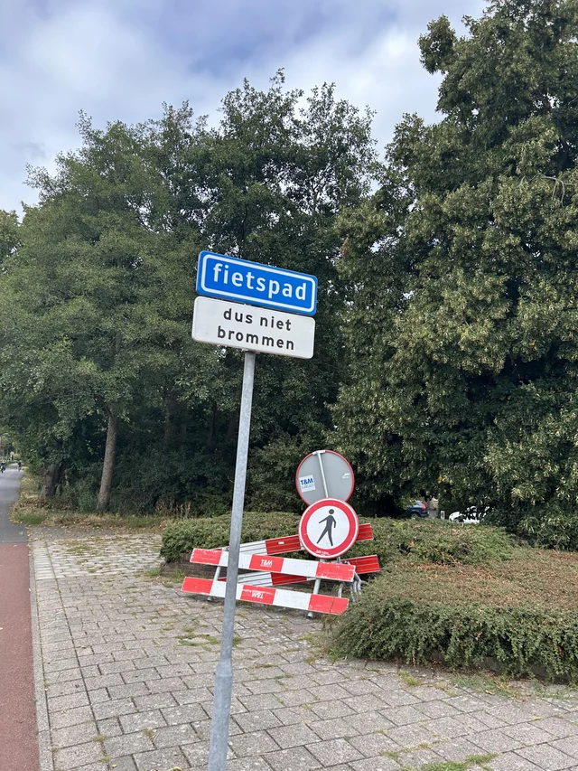 A Dutch cycle-path sign reading "fietspad" above "dus niet brommen"