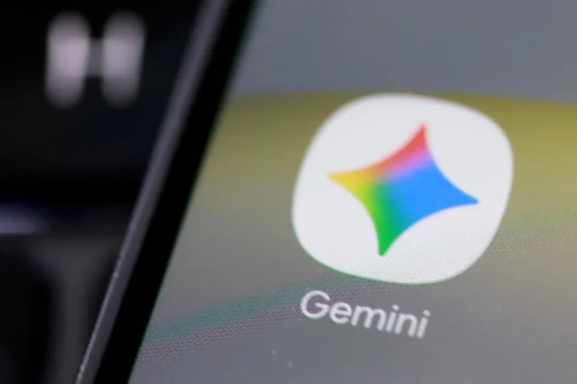 手机上的彩色 Gemini 图标