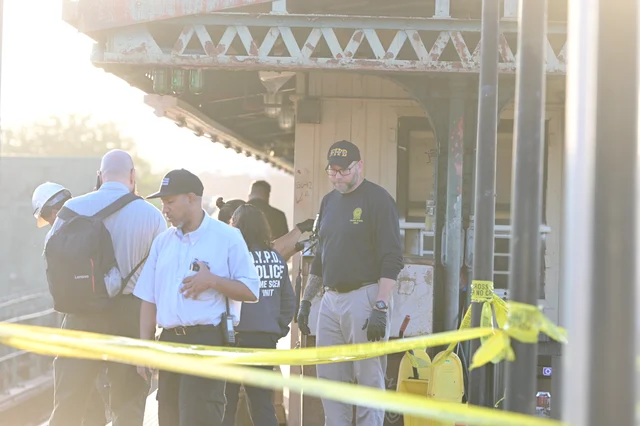 NYPD 警员封锁 New Lots Avenue 地铁站事发现场