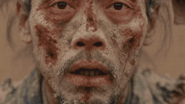 短片中一张沾满灰土与血迹的人脸特写