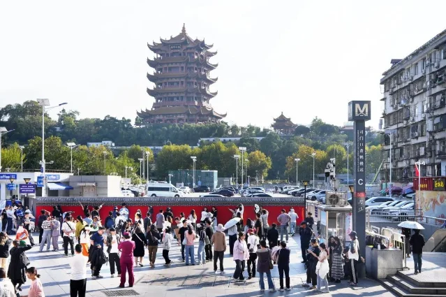 2025 年五一黄鹤楼景区游客排队打卡