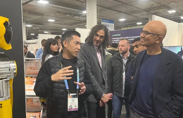胡德波在展会上向微软 CEO 萨提亚·纳德拉讲解产品方向