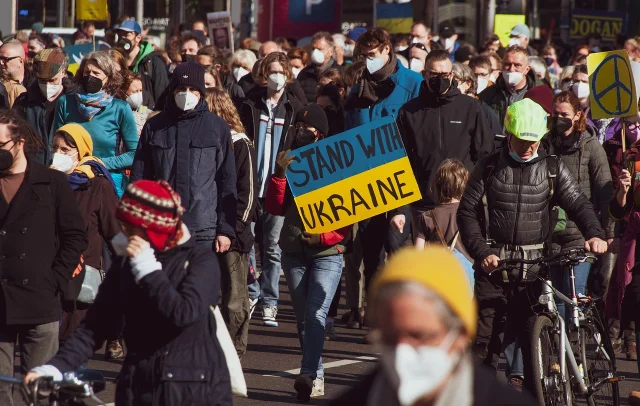 乌克兰声援游行现场,民众手持「STAND WITH UKRAINE」标语
