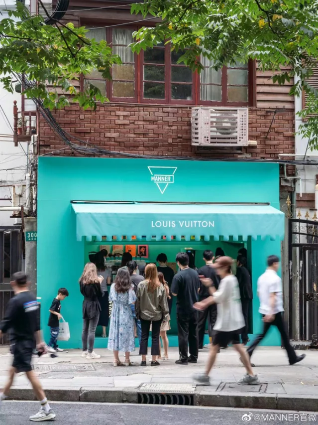 LV×Manner 快闪书店现场——顾客排队抢购帆布包