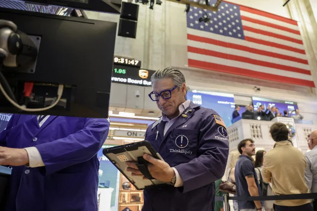 Traders on the NYSE floor, May 2026 — markets are caught between AI-driven equity strength and surging bond yields