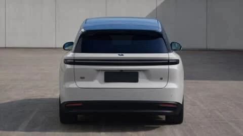Updated Li i8 in MIIT regulatory filing — front three-quarter view showing semi-hidden door handles replacing the current model's hidden handles.
