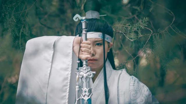 古装女子持剑,映照下午的武侠连播时段