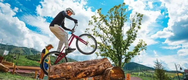 富龙 A11Ride 攀爬赛现场车手完成木桩障碍动作