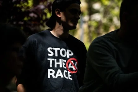 一名抗议者在加利福尼亚州奥克兰联邦法院外手持「Stop The AI Race」T 恤