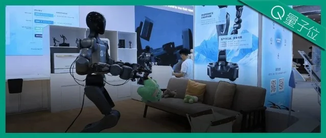 WRC 展会中的千寻智能人形机器人在客厅场景中执行任务