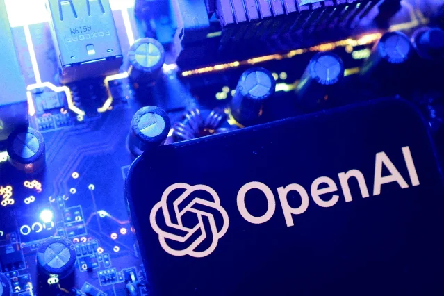 蓝色电路板上的 OpenAI 标志