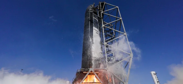 SpaceX Starship 处于发射塔旁的飞行测试场景