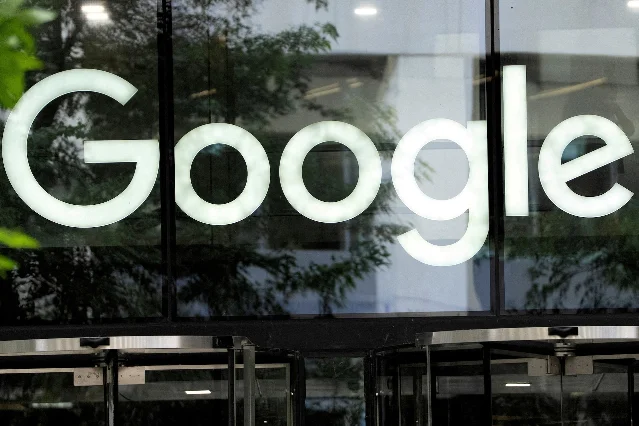 英国伦敦 Google 办公室外的 Google 标识