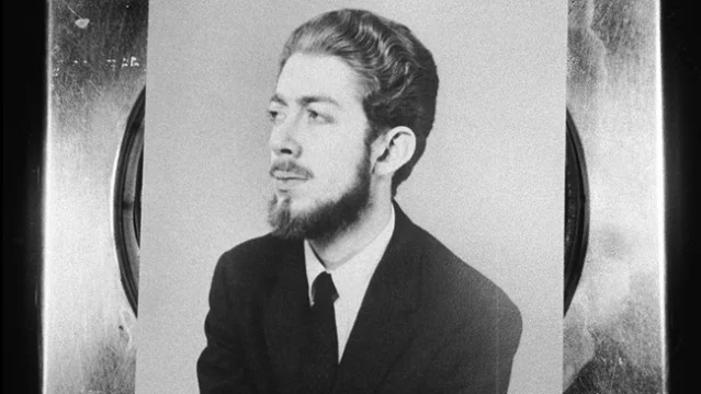 Hollis Frampton 年轻时的黑白自画像,人物侧身坐在画面中央