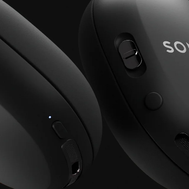 黑色 Sonos Ace Ultra 头戴式耳机的右侧控制区特写