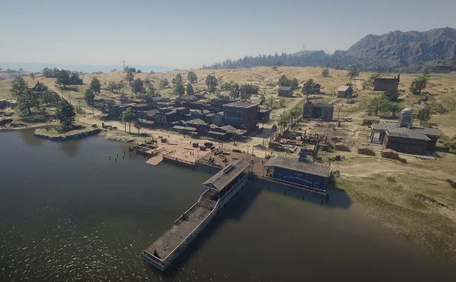 从高处俯瞰 Blackwater 的码头、街道与 Flat Iron Lake