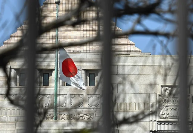 日本国旗和东京建筑