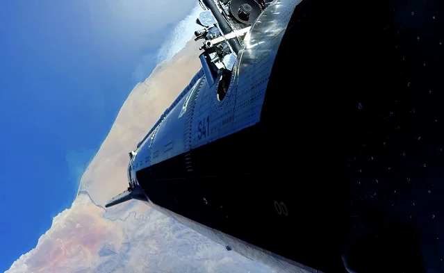 在轨的星舰飞船,机身编号 S41 清晰可见,画面下方是地球表面