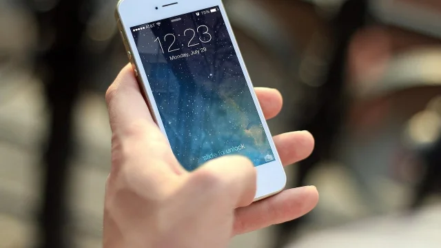 手持 iPhone 展示屏幕