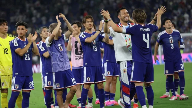 Japan players acknowledge supporters