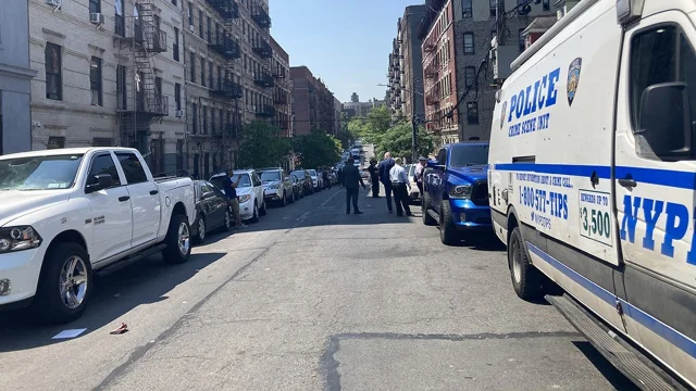 布朗克斯 Marion 大道刺案现场,封锁的街道和聚集的 NYPD 警员