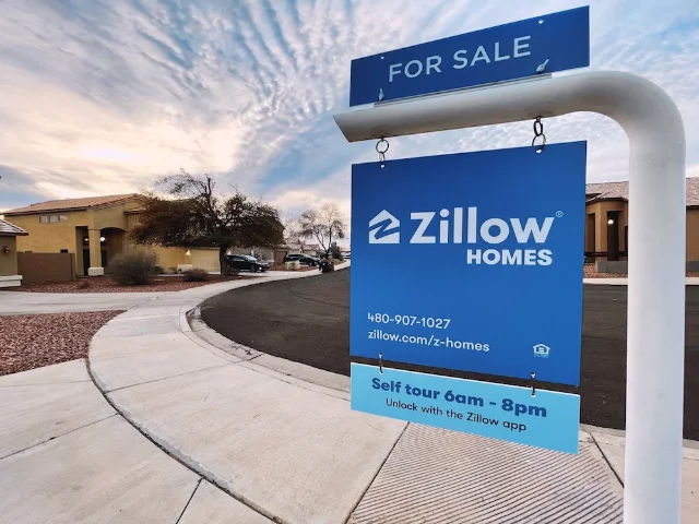 亚利桑那州一处待售住宅前的 Zillow Homes 出售标牌，标牌上写有挂牌电话与自助看房时间