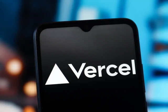 手机屏幕上显示 Vercel 标志