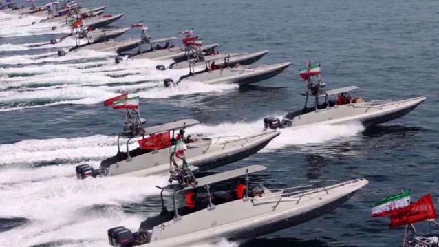 伊朗 IRGC 海军快艇编队在霍尔木兹海峡海面高速巡逻,多艘艇悬挂伊朗国旗
