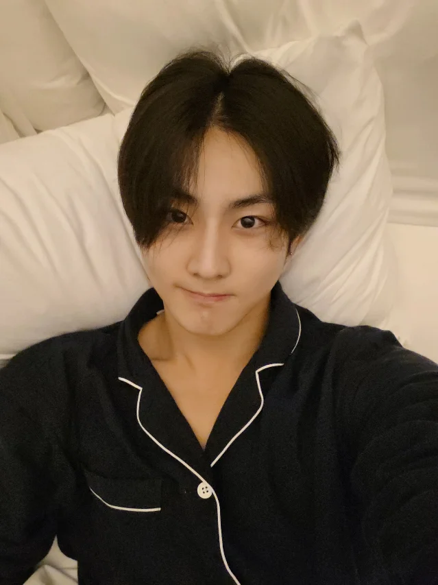 JUNGWON 7月20日公开照片，身穿黑色白边滚边上衣
