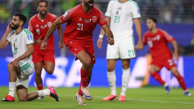 约旦球员Nizar Al Rashdan在对阿尔及利亚比赛中庆祝进球