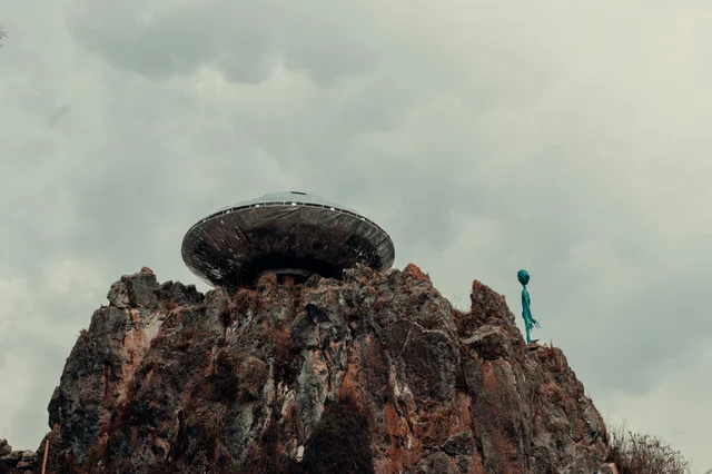 飞碟与外星人雕塑——科幻感的视觉符号,而华盛顿正在上演真实的政治大戏