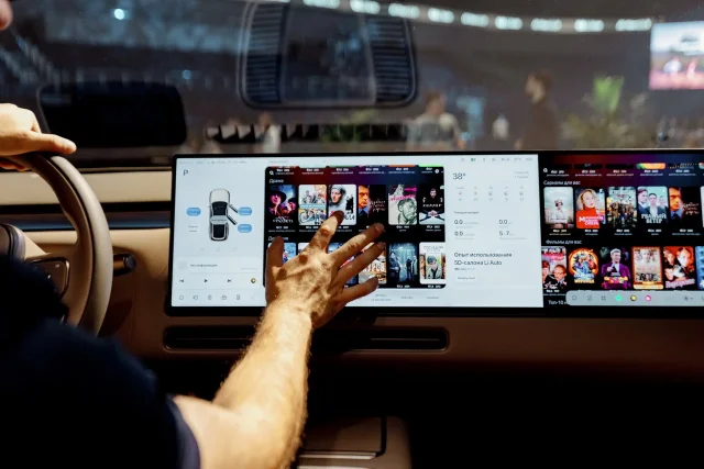 Li L9 cockpit displaying integrated multimedia services