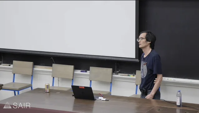 陶哲轩在讲座现场拿着话筒讲话