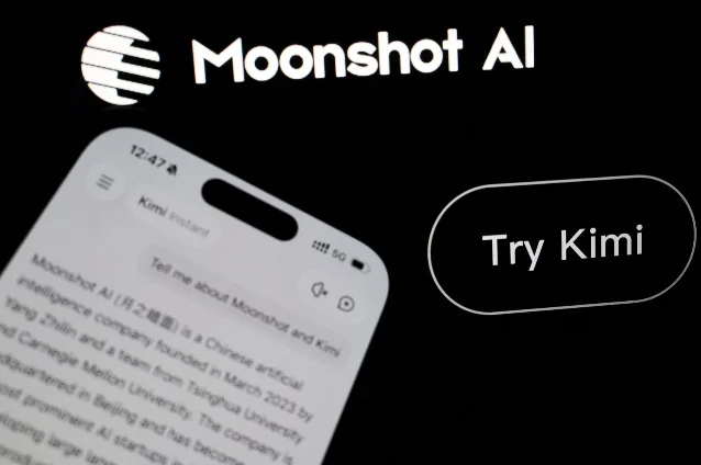 手机屏幕展示 Kimi 应用页面,旁边是 Moonshot AI 品牌信息
