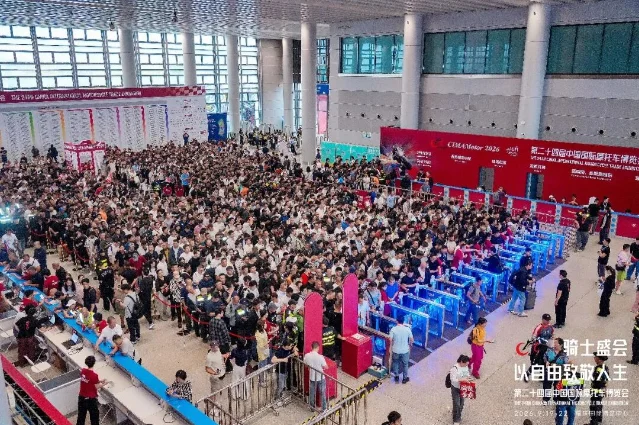 2026 中国摩博会开幕首日的展馆入口,闸机前挤满排队入场的观众