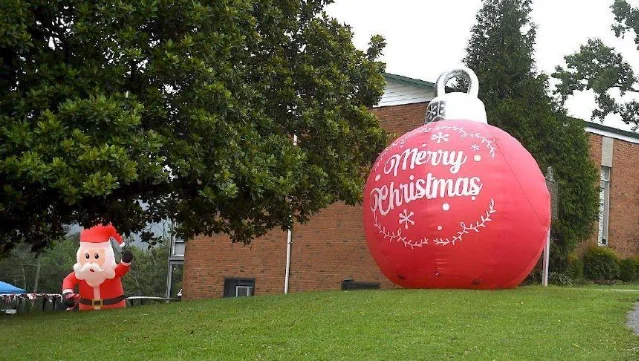 The Middlesboro Country Club was decorated for the Christmas in July Golf Tournament.