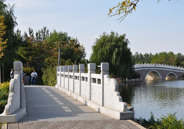 念坛公园湖上石桥