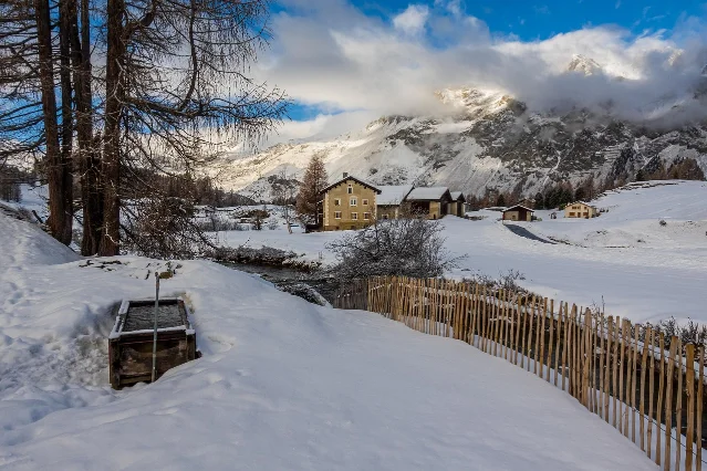 瑞士恩加丁山区冬日村庄,积雪覆盖的阿尔卑斯山景