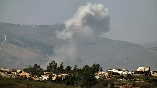 黎巴嫩南部边境地区空袭后升起烟柱
