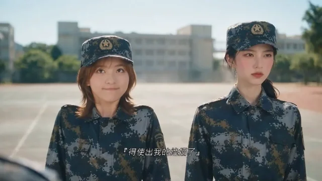 一名穿着迷彩作训服、戴着作训帽的年轻女性站在室外，画面下方有一行中文字幕。