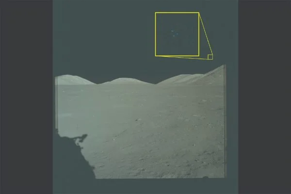 阿波罗 17 号月球任务档案照片，黄框标注区域内可见三个点状发光物体｜正文配图