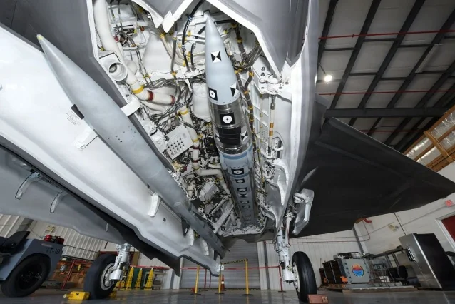 F-35C 内置弹舱中的 AIM-424 及旁侧 AIM-120，展示弹体尺寸和挂载空间关系