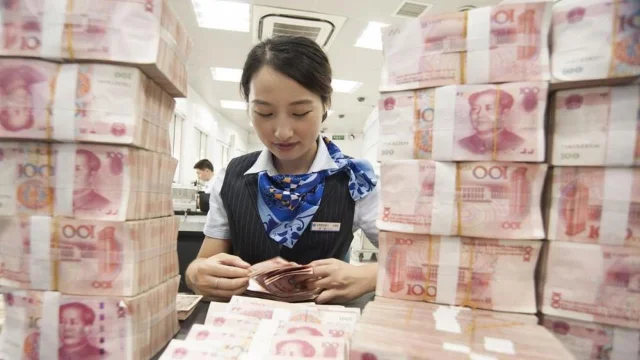 银行工作人员清点成捆百元人民币