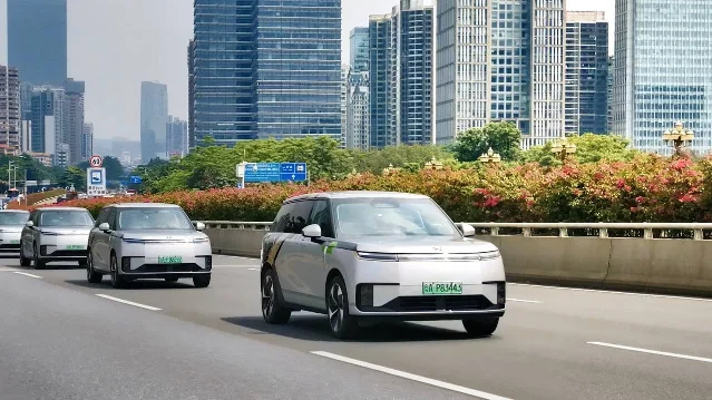 小鹏悠游 Robotaxi 车队在广州高架路上编队行驶