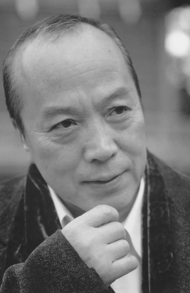 黑白肖像,一位头发稀疏的年长男性,一只手托在下巴旁