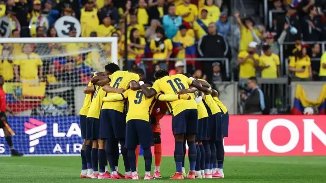La selección de Ecuador abrazados en el estadio