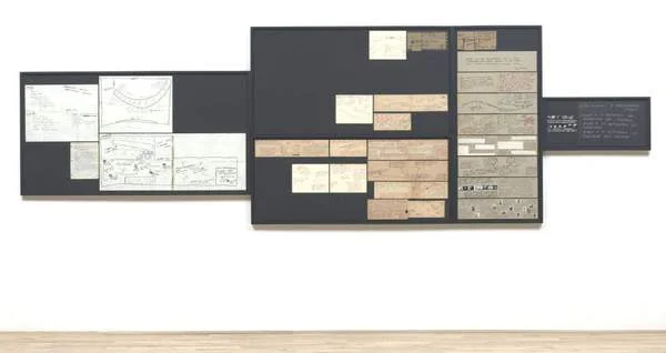黑色展板上排列着手绘地图、文字卡片与照片记录