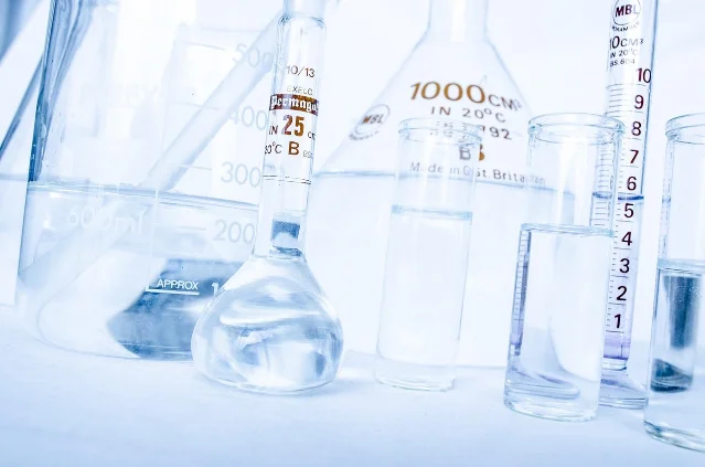 彩色液体装在试管中，代表药物分子在实验室中的合成研究