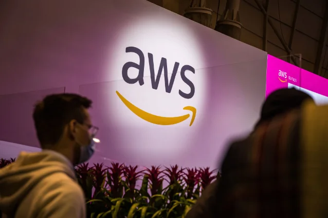 AWS 展会现场的品牌墙与人群