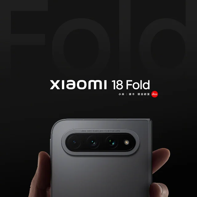 小米18 Fold黑色版背面,跑道型镜头模组内含三颗镜头